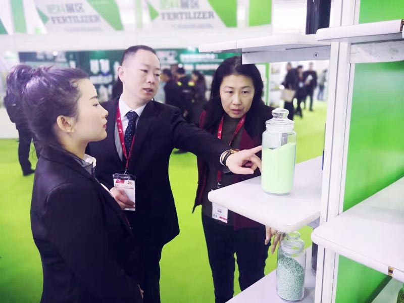 王京臣代表中仓参加第十届中国国际新型肥料展览会国际客商详细了解产品2